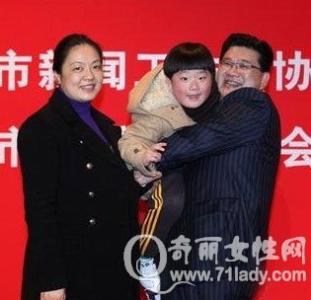 曹可凡王冠关系结婚是夫妻系谣言,曹可凡人品如何老婆殷文献近照