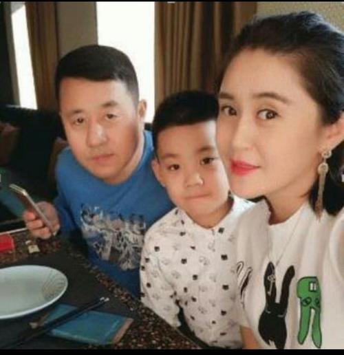 王小宝和吴琼是几婚第一任妻子是谁照片？王小宝和孙立荣离婚了吗