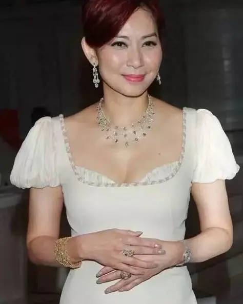 邝美云的三段感情和吕良伟离婚原因？邝美云现任男朋友是谁