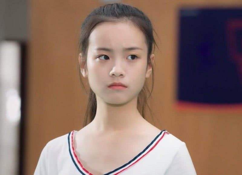 李庚希00还是97年的为什么不上大学？李庚希家世背景很显赫吗？