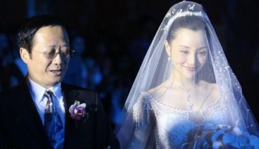 李小璐父母各过各的离婚了李小璐妈妈张伟欣再婚现任丈夫是谁